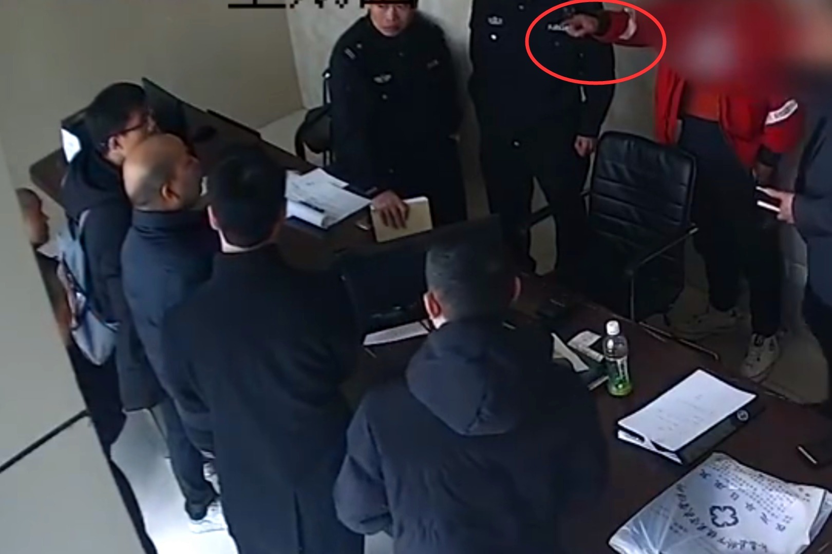 巧了！男子追尾逃逸翌日交警队报警自己被撞 不料被撞司机也在场