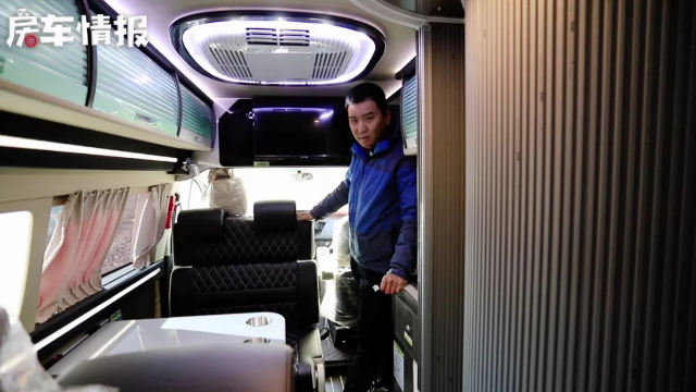 20多万的福特房车，外观特低调上下班买菜都能开，还有3张床位