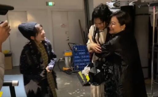林青霞与谢娜张杰同框，三人演出后台热聊十分亲密