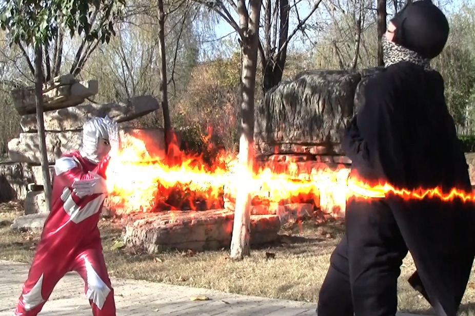 奥特曼半路拦下蝙蝠侠，一言不合就放大招，蝙蝠侠被打倒在地