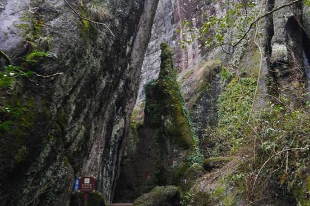 我国最“神奇”峡谷，由4块巨岩组成，游客常被卡在其中