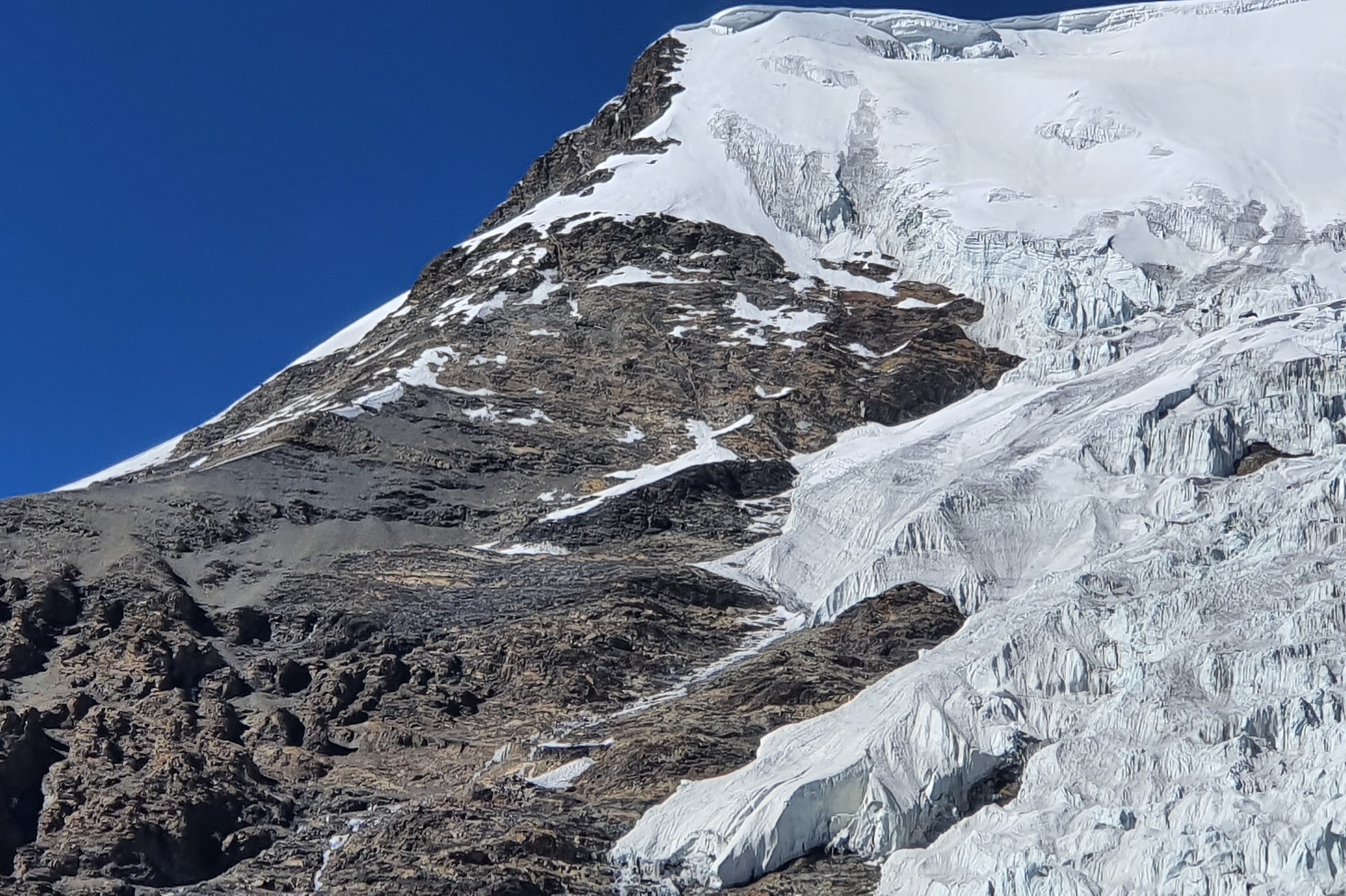 西藏距离公路最近的冰川，背靠西藏四大神山之一的乃钦康桑峰