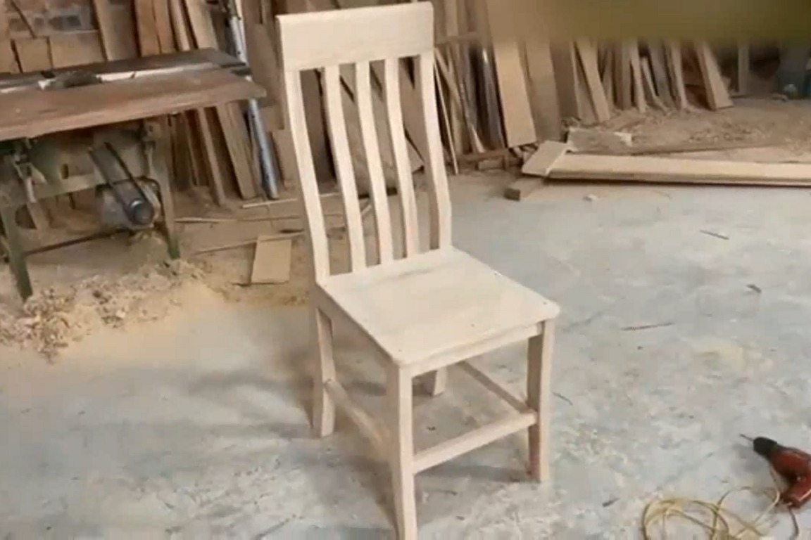 老师傅制作餐桌用的木椅子,木工手艺真不错!
