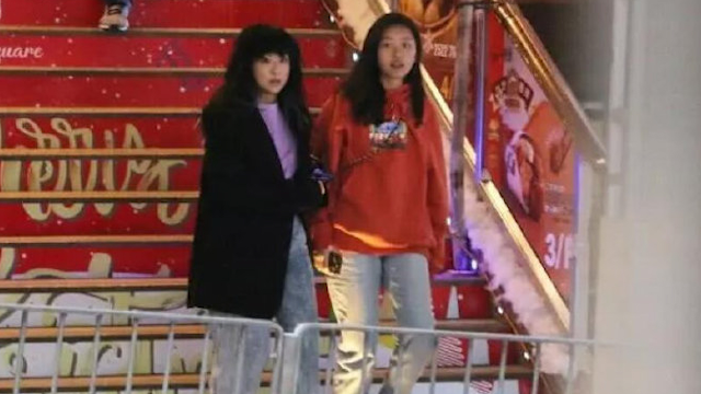 徐濠萦携15岁女儿逛街，同行似姐妹，陈奕迅曾为妻贷款2.3亿