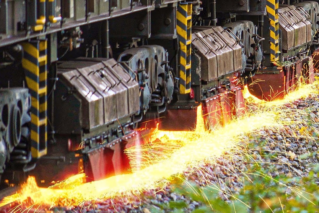 高速行驶的火车，一脚刹车踩下去火花直冒，从未有过的体验！