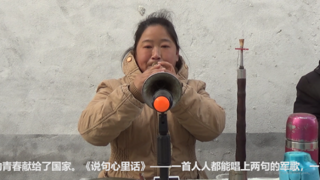 美女唢呐吹歌曲《说句心里话》怀旧老歌，唢呐吹出来更有一番风味