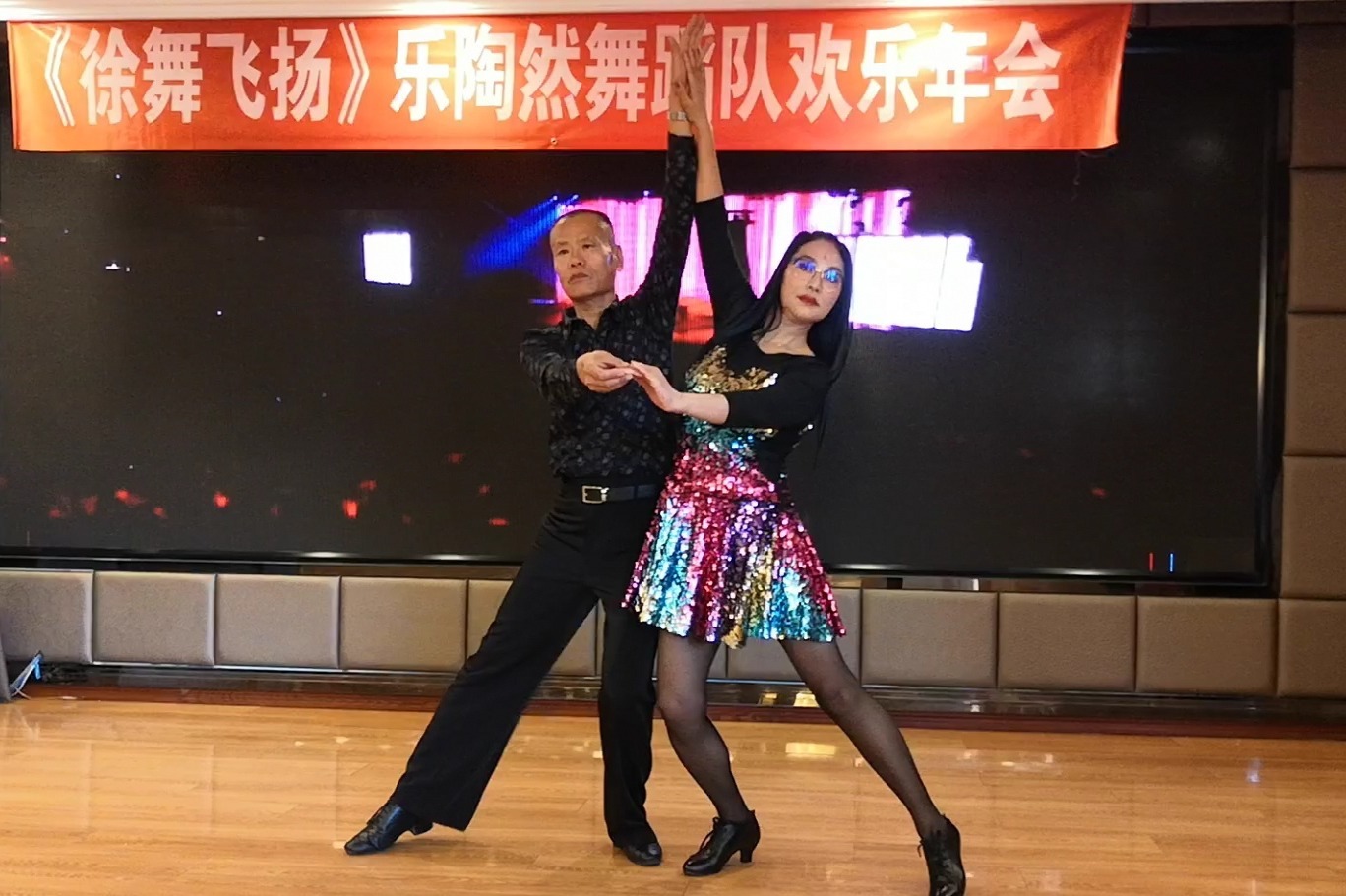 两位舞友表演双人广场舞《休闲快三》