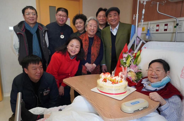 87岁“曹灿叔叔”近照曝光，姜昆到医院看望并祝生日快乐