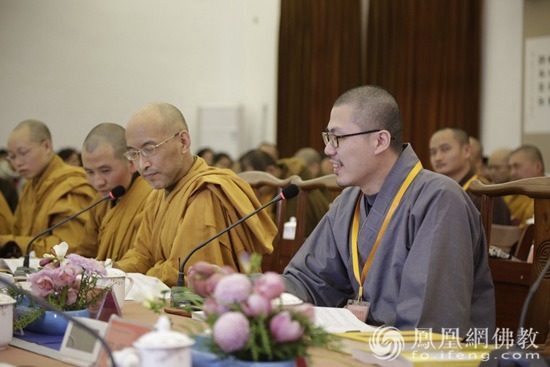 慧因法师做示范教学(图片来源:凤凰网佛教 摄影:多宝讲寺)