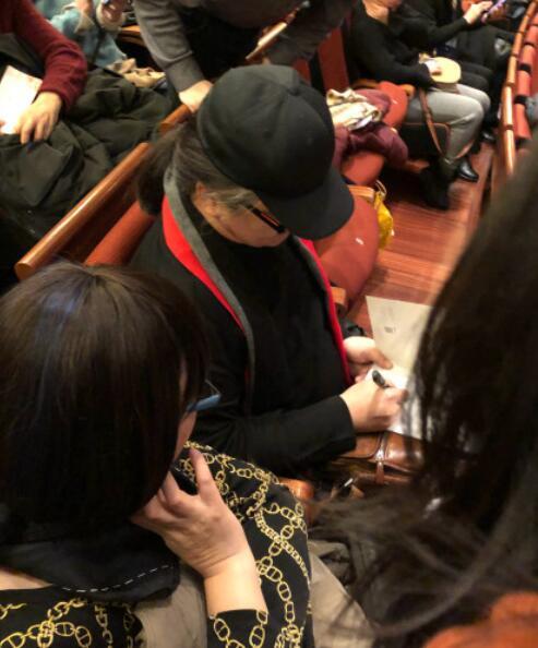 56岁刘欢近照曝光，两鬓白发凸显，耐心为粉丝签名