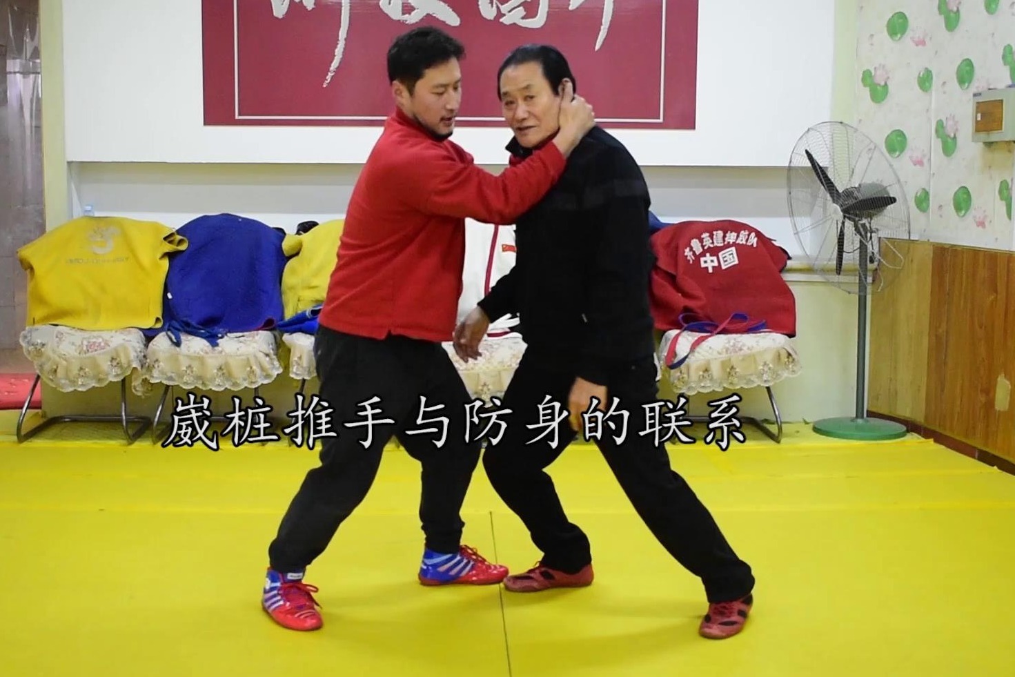 1分钟中国跤防身:手腕反关节战胜对手,刘清海老师武术摔法