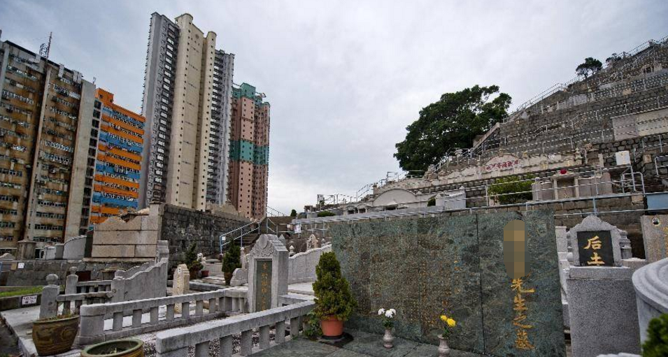 住在“墓景房”是什么体验？网友：敞开门都可以防盗