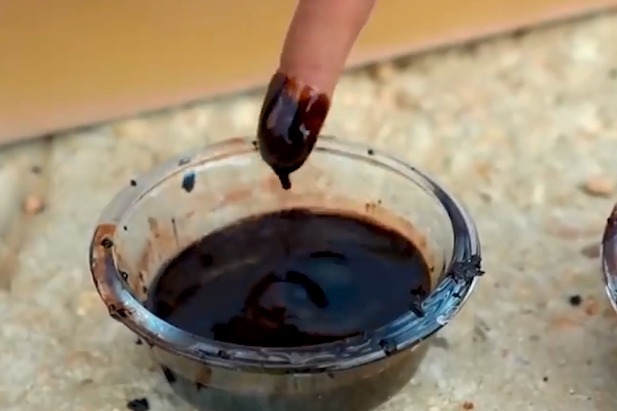 浓硫酸的腐蚀性有多强老外作死将手指伸进去一首凉凉送给他