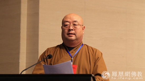 中国佛教协会副秘书长刘宇赠送贺礼 中国佛教协会教务部主任长顺法师