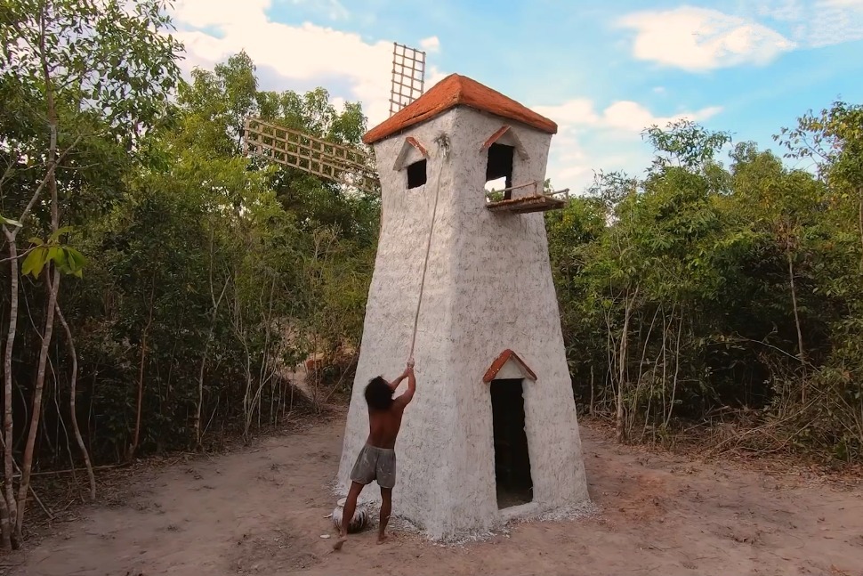 原始技术,大叔野外建造风车屋庇护所,这可是一项技术活