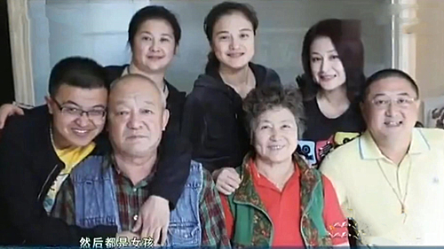 为了给弟弟看病,"谢大脚"没要孩子,48岁的她哭着向婆婆道歉