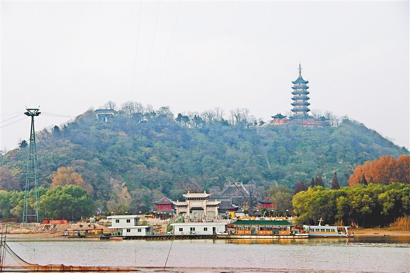 图说:镇江著名的金山,焦山,北固山沿江屹立,统称「镇江三山」.