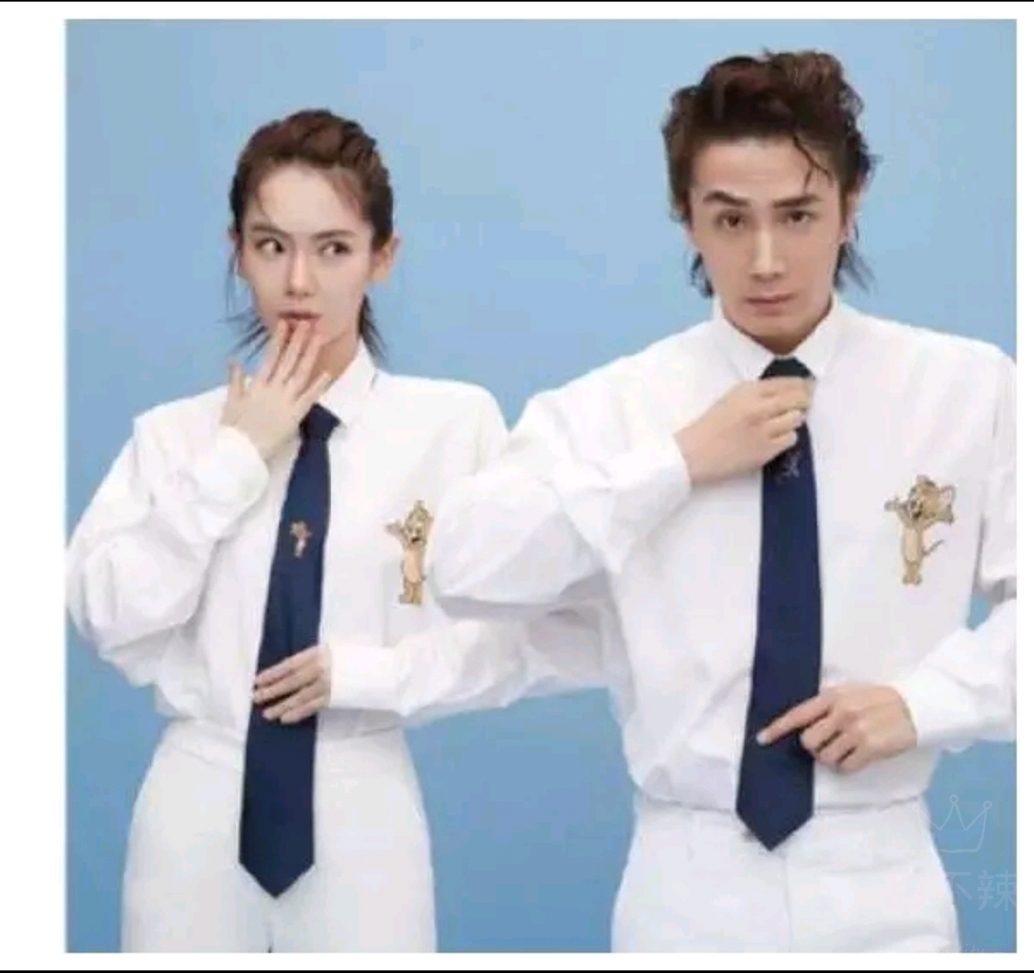 戚薇李承铉合体拍杂志,犹如双胞胎,网友也太有夫妻相了吧!