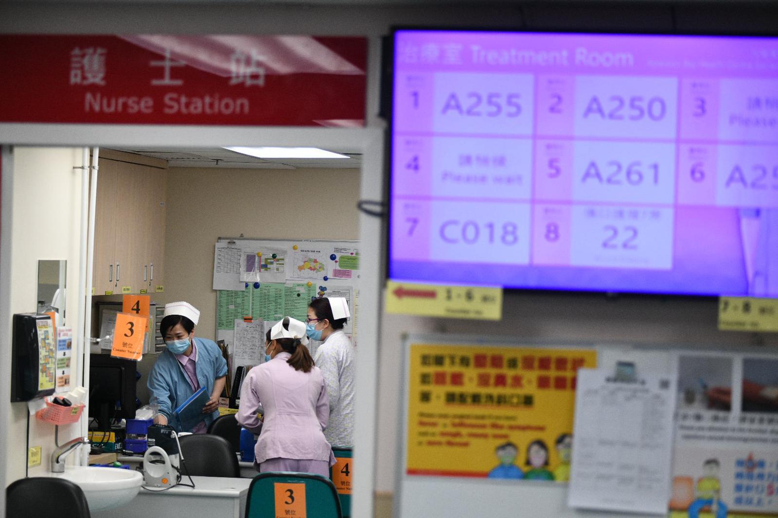 香港公院医护抽“生死签”入隔离病房照顾患者