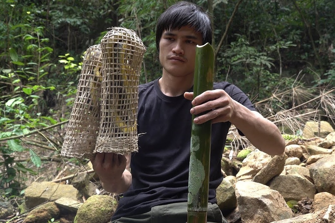 野外生存,如何搭建实木庇护所,大叔这个庇护所很讲究