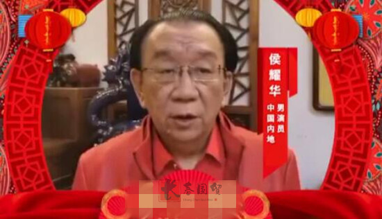 74岁侯耀华近照曝光，为企业录制祝福视频，红光满面身体硬朗