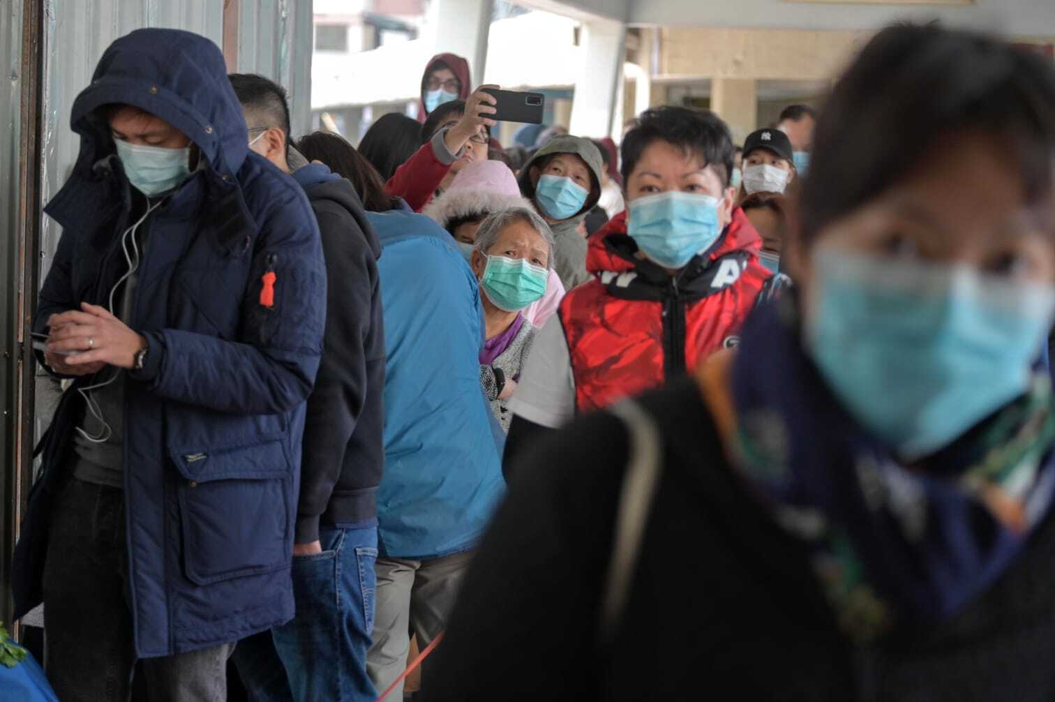 香港市民购买口罩 各区商店大排长龙