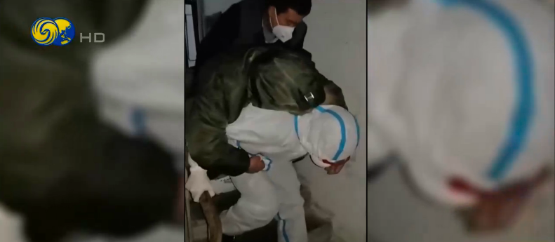 武汉民警背发热昏迷老人下楼送医