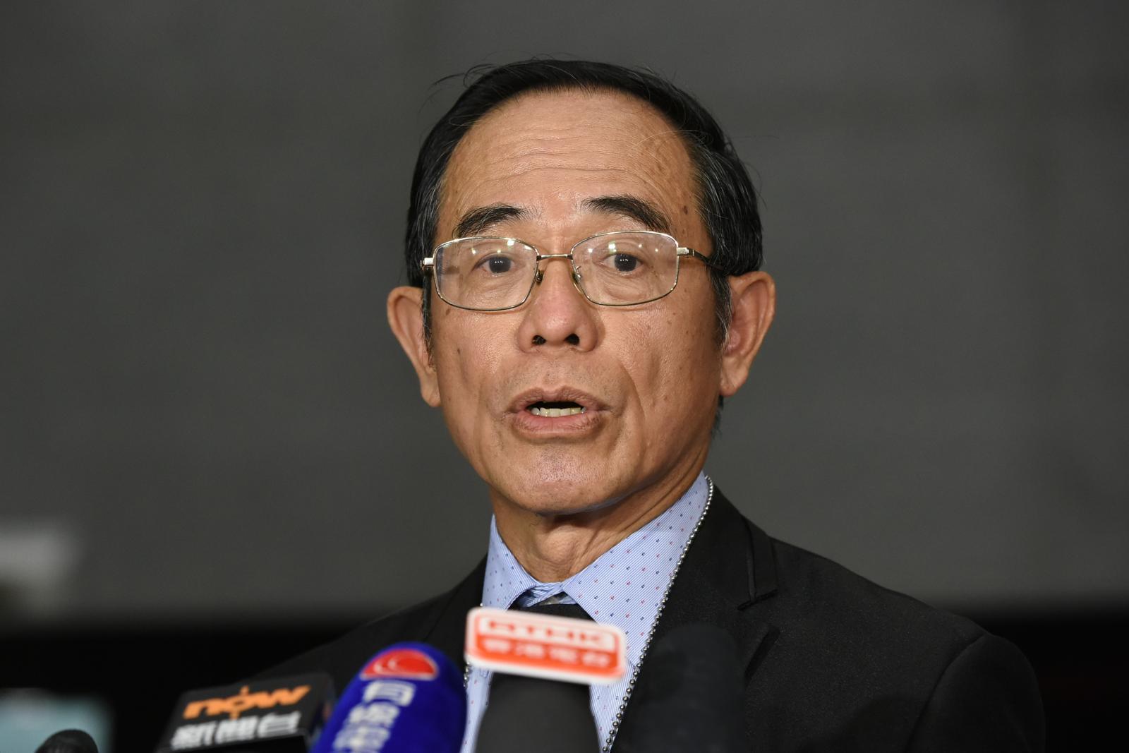 逾千人香港九龙湾通宵挨冻排队抢口罩