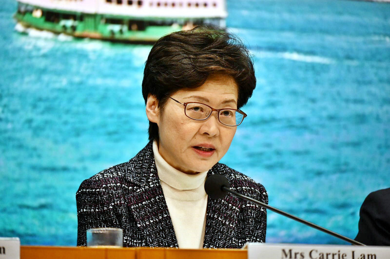 逾千人香港九龙湾通宵挨冻排队抢口罩