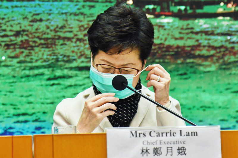 逾千人香港九龙湾通宵挨冻排队抢口罩