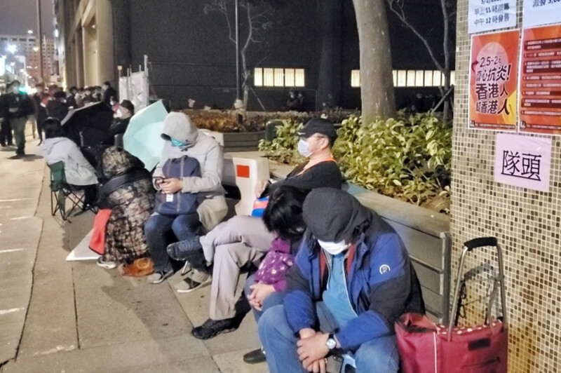 逾千人香港九龙湾通宵挨冻排队抢口罩