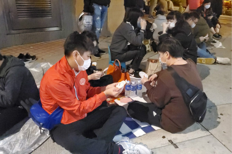 逾千人香港九龙湾通宵挨冻排队抢口罩