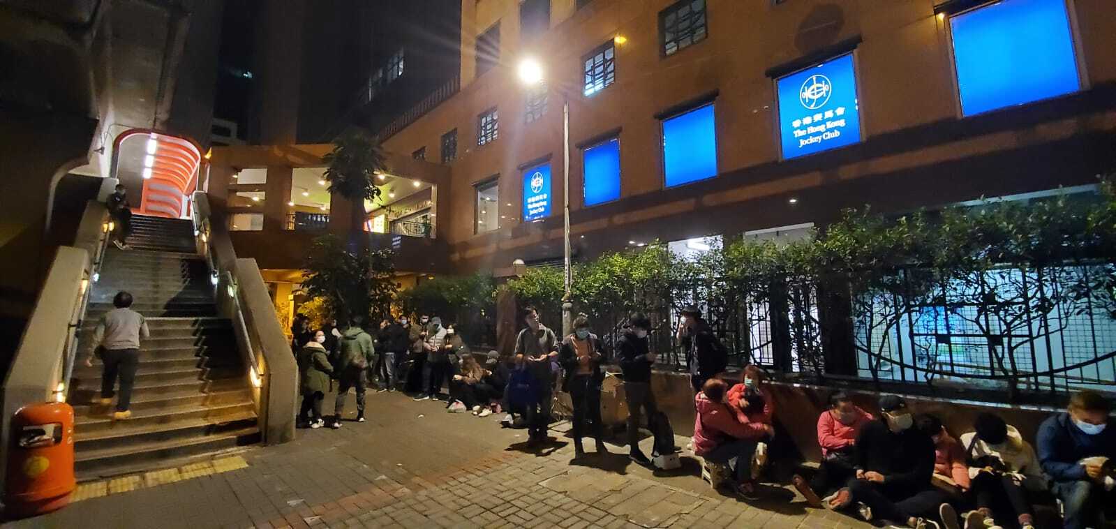 逾千人香港九龙湾通宵挨冻排队抢口罩