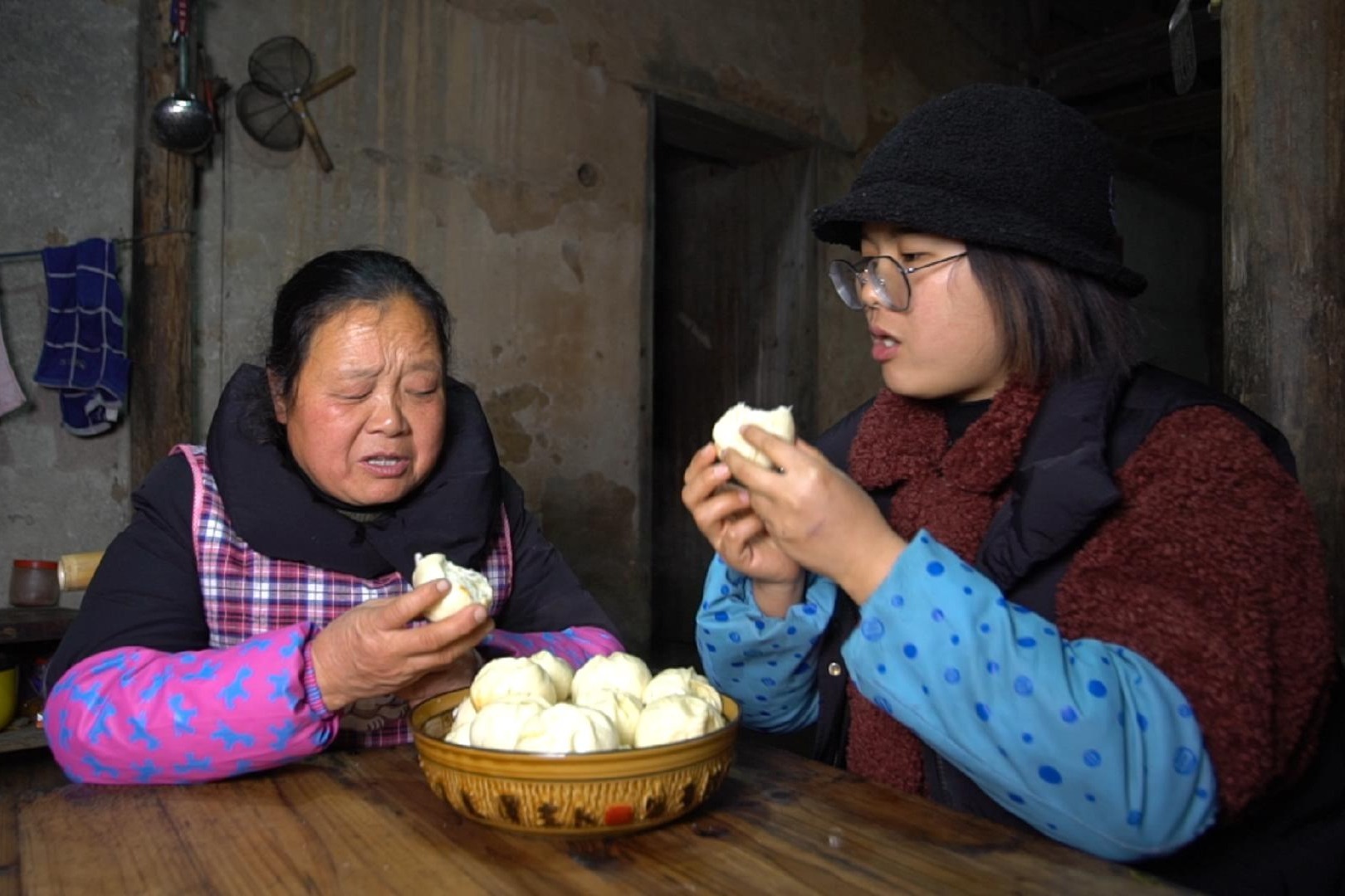 远嫁贵州的女儿在娘家,妈妈不想做饭,看女儿给农村妈妈做啥吃的