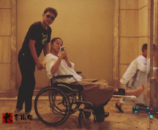 小15岁娇妻意外受伤，王学兵推轮椅悉心照顾，被赞好老公
