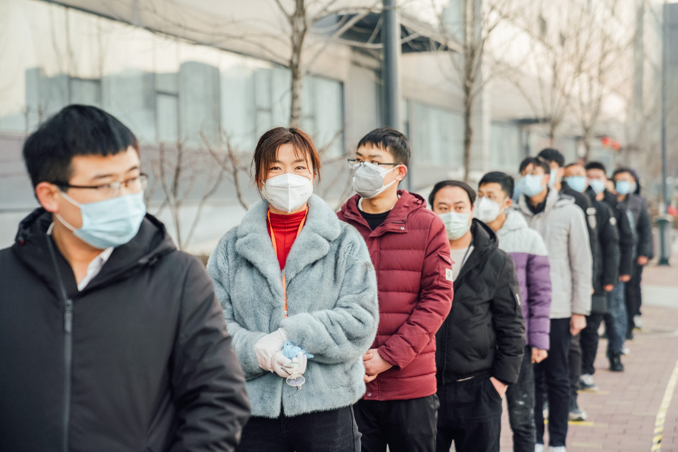 保持距离,有序排队,已成为园区内最常见的风景.