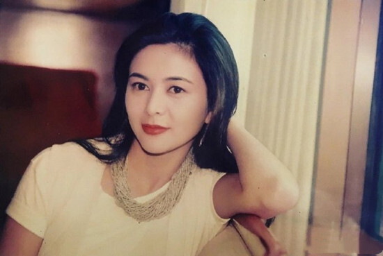 58岁关之琳现身朋友聚会，无修图曝光，香港第一美人变成这样了