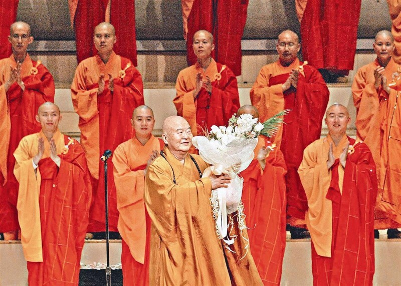 图说:二OO四年十月,佛光山梵呗赞颂团美加巡回公演,二十二日在多伦多