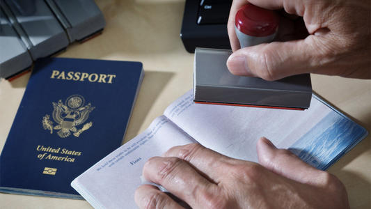 HB1签证要多久才能申请绿卡呢？跟着出国留学网小编来看看吧
