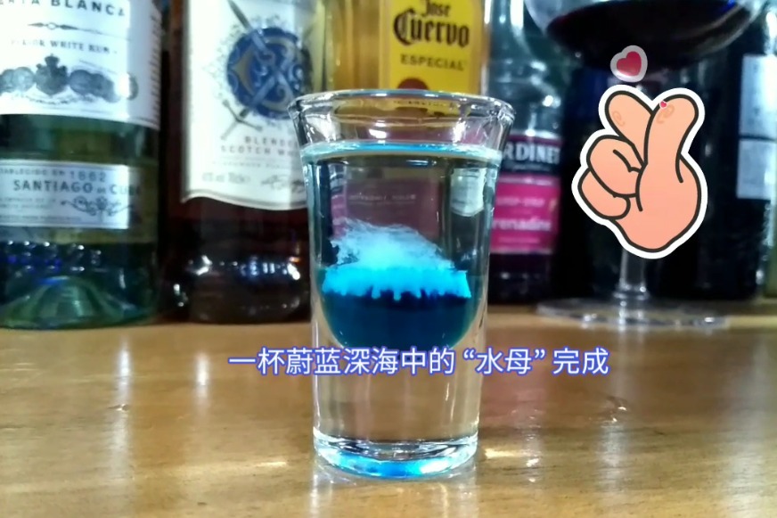 居家自调鸡尾酒三分钟调配蔚蓝深海中的水母