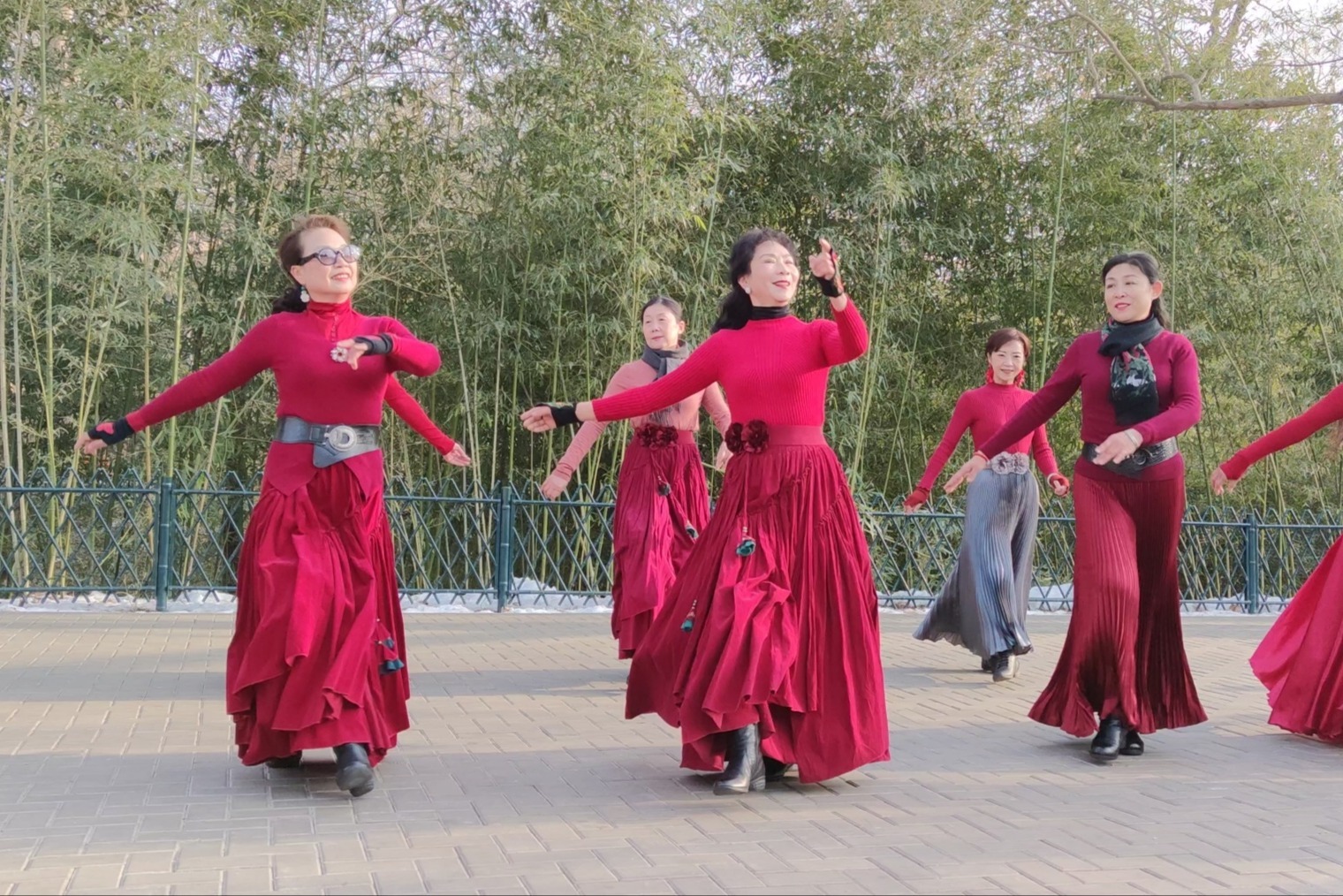 杜老师舞蹈队广场舞扎红头绳音乐动感第一排跳得整齐好看