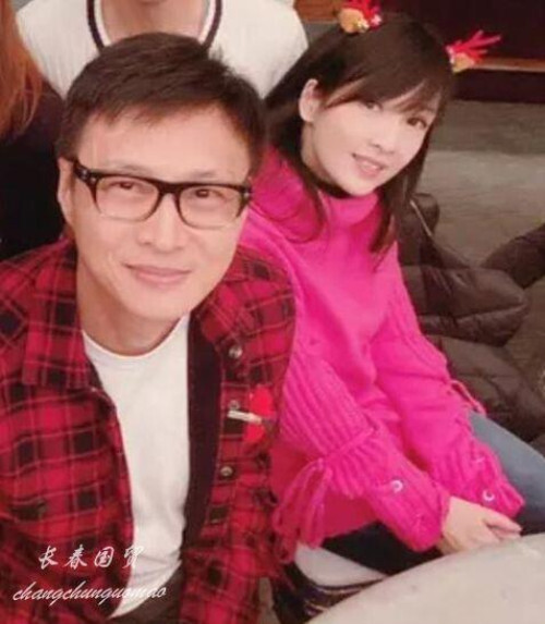 周慧敏与老公陀螺仪是什么倪震亲密合影曝光结婚11年恩爱如初