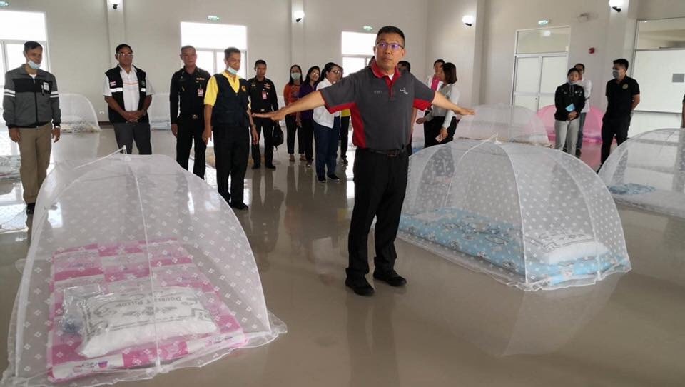 泰国隔离营设蚊帐打地铺有僧侣念经佛系防疫