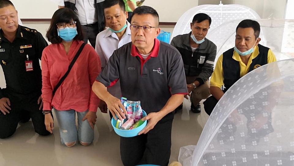 泰国隔离营设蚊帐打地铺有僧侣念经佛系防疫