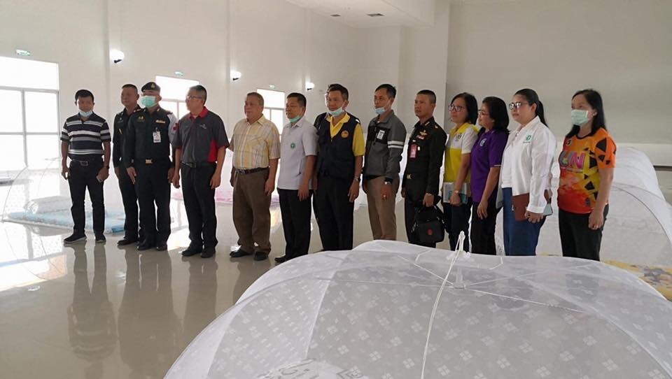 泰国隔离营设蚊帐打地铺有僧侣念经佛系防疫