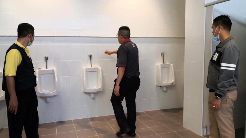 泰国隔离营设蚊帐打地铺有僧侣念经佛系防疫