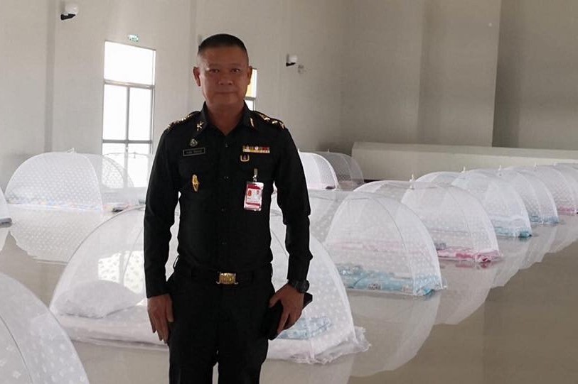 泰国隔离营设蚊帐打地铺有僧侣念经佛系防疫