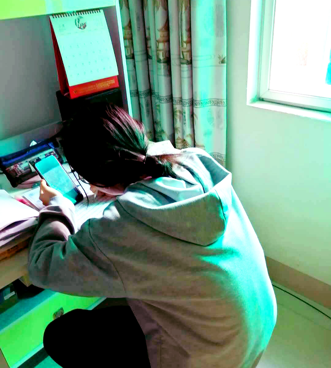 湛江经开区一中学生在认真上"网课"