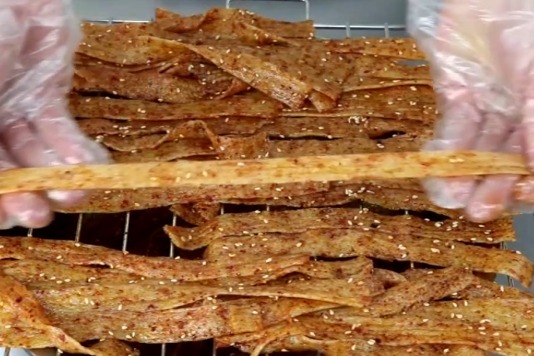 辣条厨师长教你在家做美味辣条超详细的讲解
