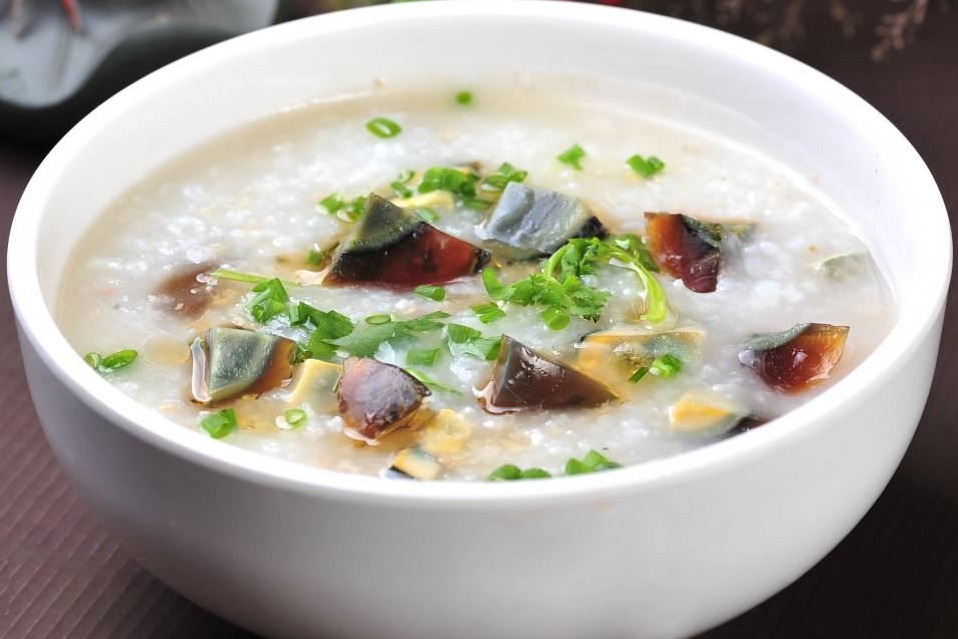 四季皆宜的皮蛋瘦肉粥,这样熬真的太香了,好喝有营养
